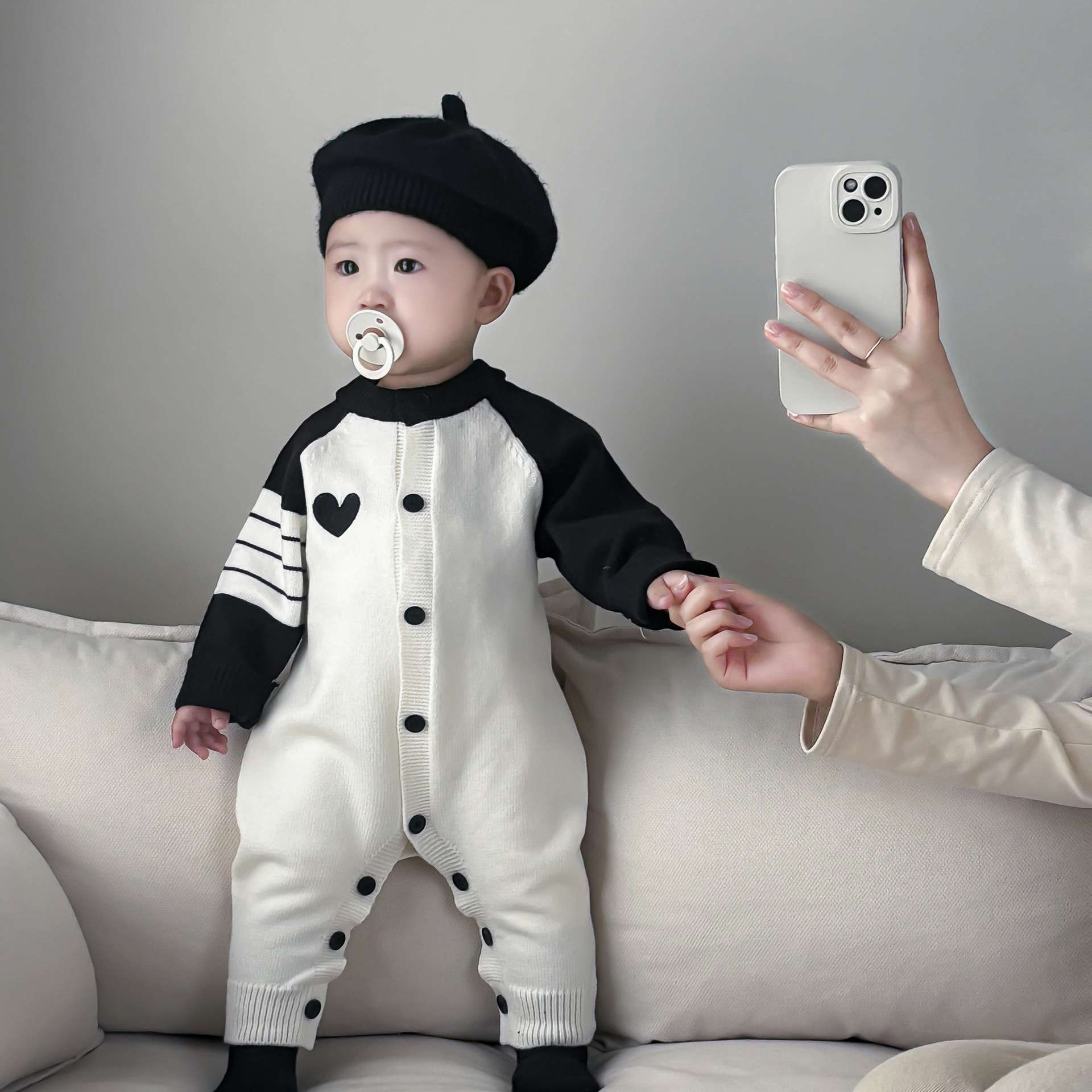 ベビー服  フレンチスタイルのおしゃれなベビーロンパース