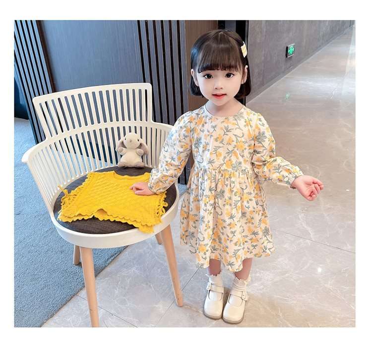 ベビー服  ニットベストとワンピースのセットアップ