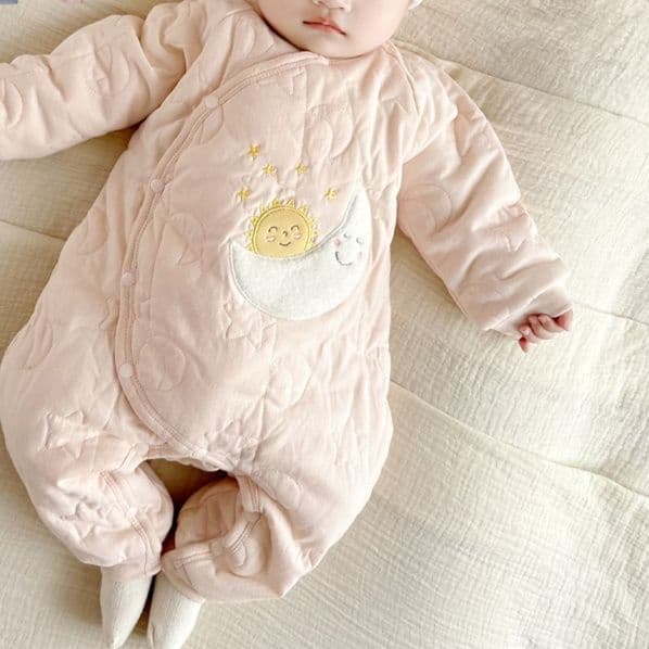 ベビー服 太陽と月の刺繍入り中綿キルティングロンパース