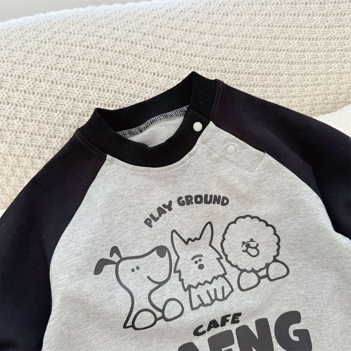 ベビー服  動物園プレイグラウンド柄ベビーロンパース