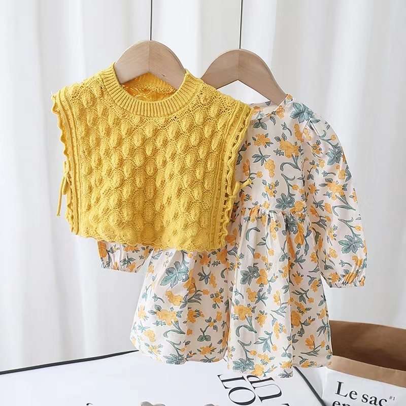 ベビー服  ニットベストとワンピースのセットアップ