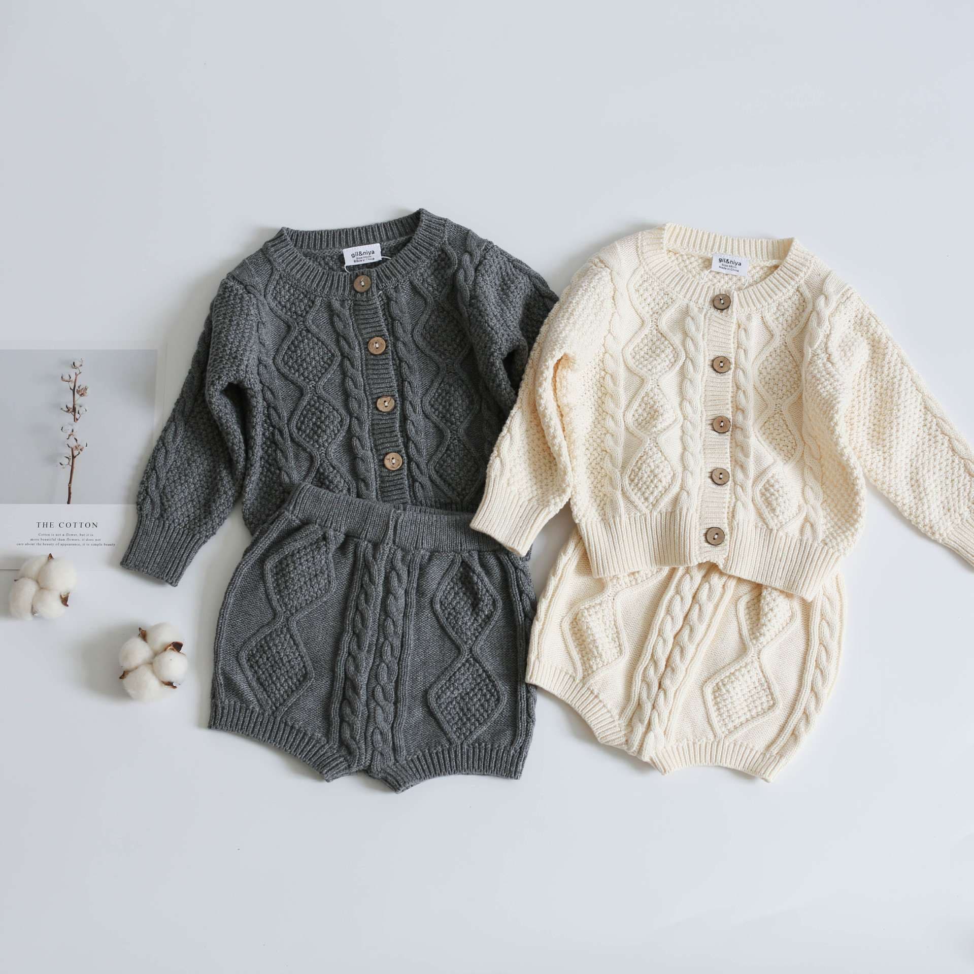 ベビー服 ふわふわ編み目のニットロンパース