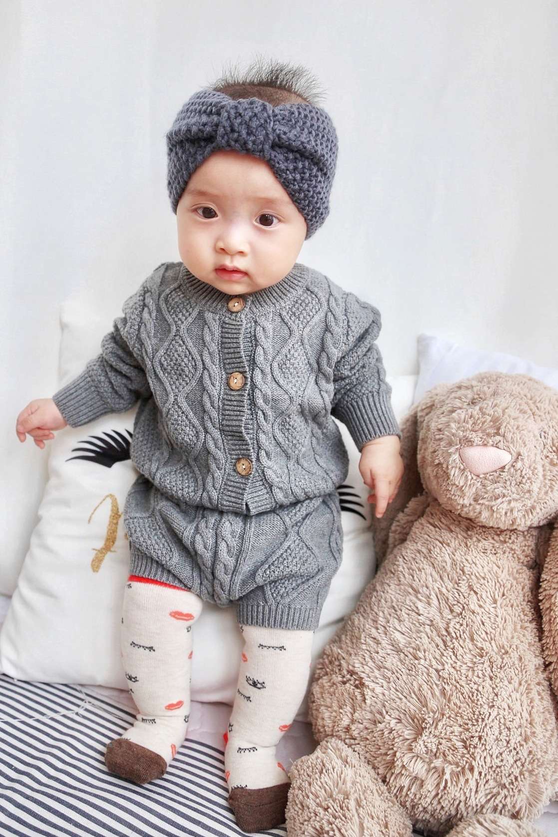 ベビー服 ふわふわ編み目のニットロンパース