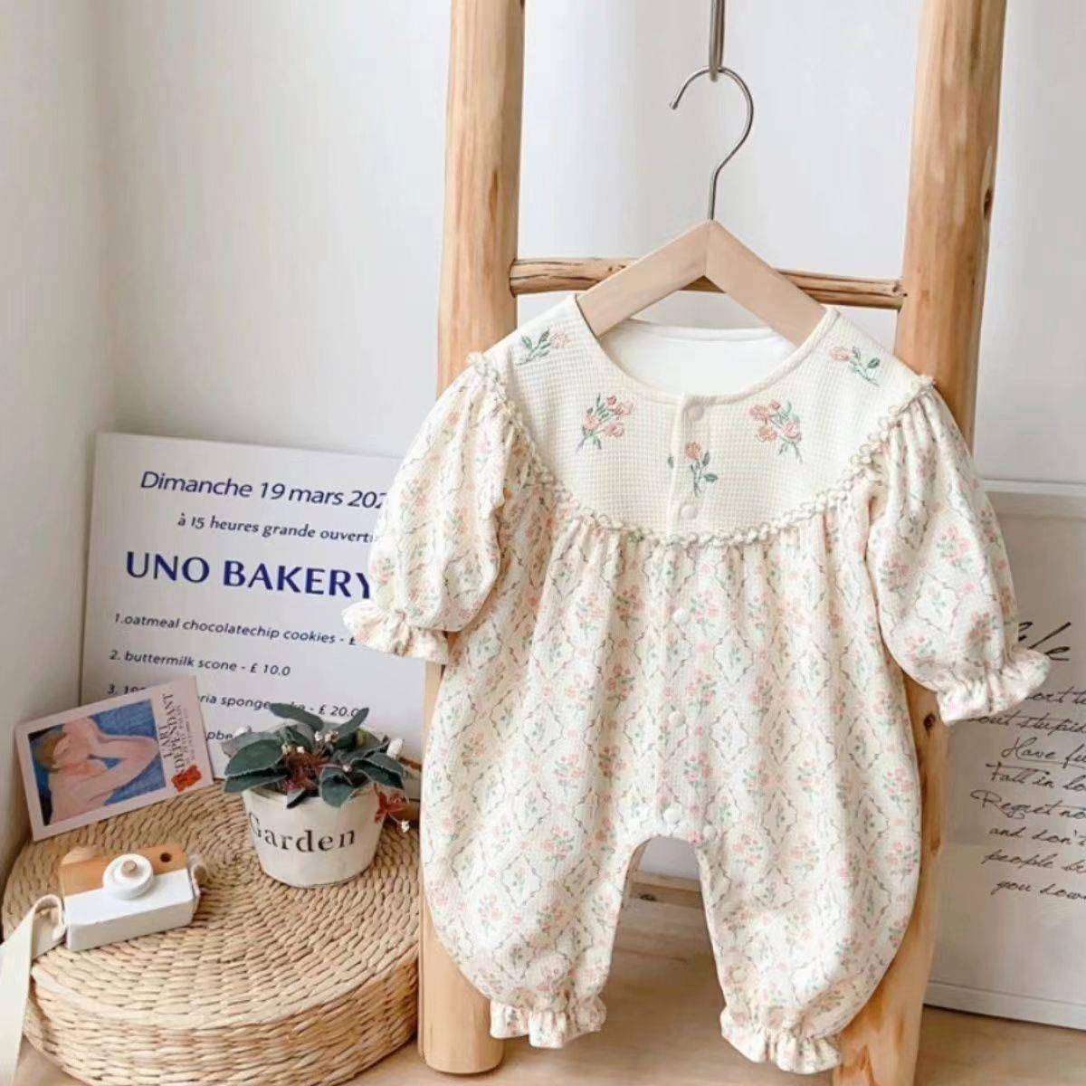 ベビー服  花柄刺繍入りふんわりロンパース