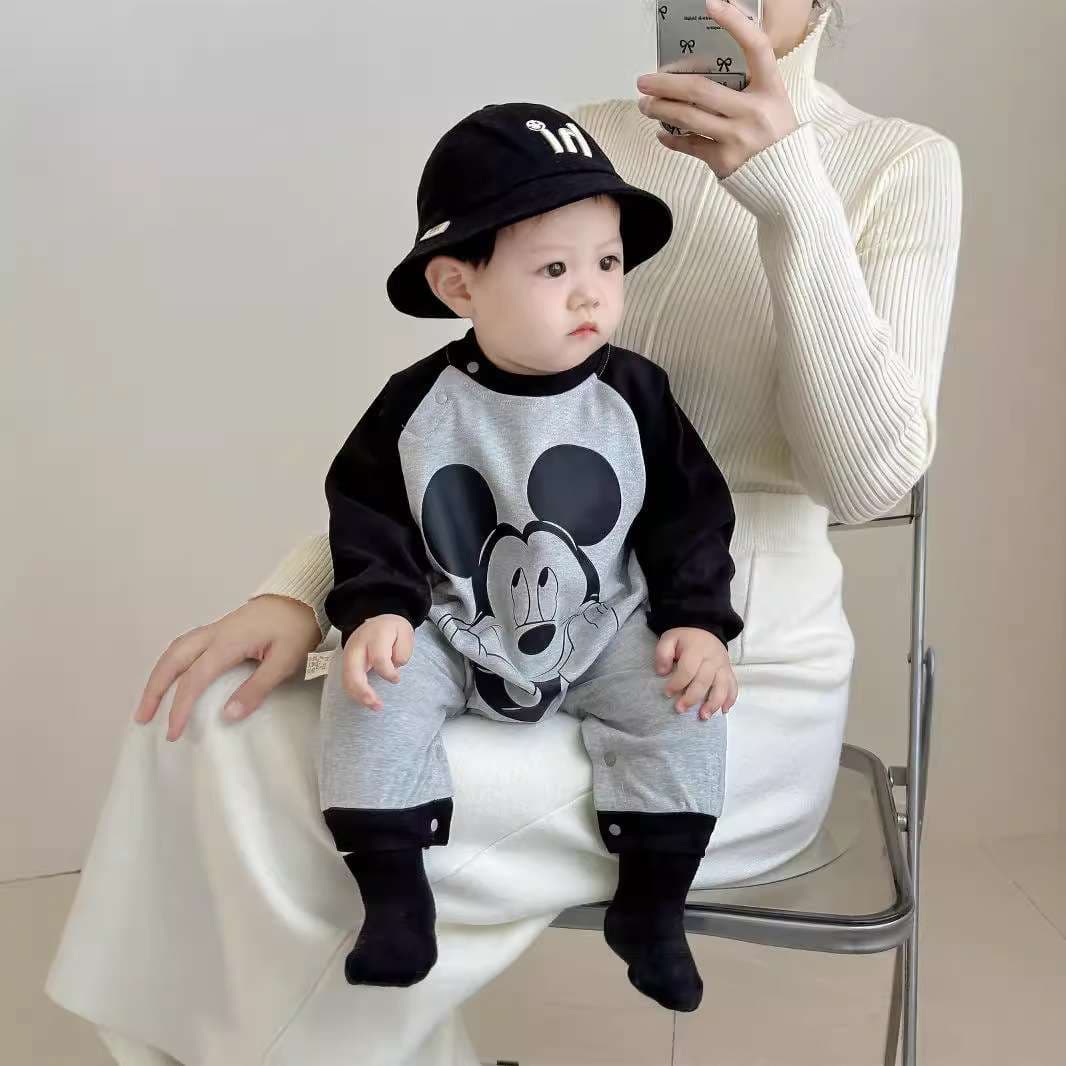 ベビー服  ミッキーマウス柄のかわいいベビーロンパース