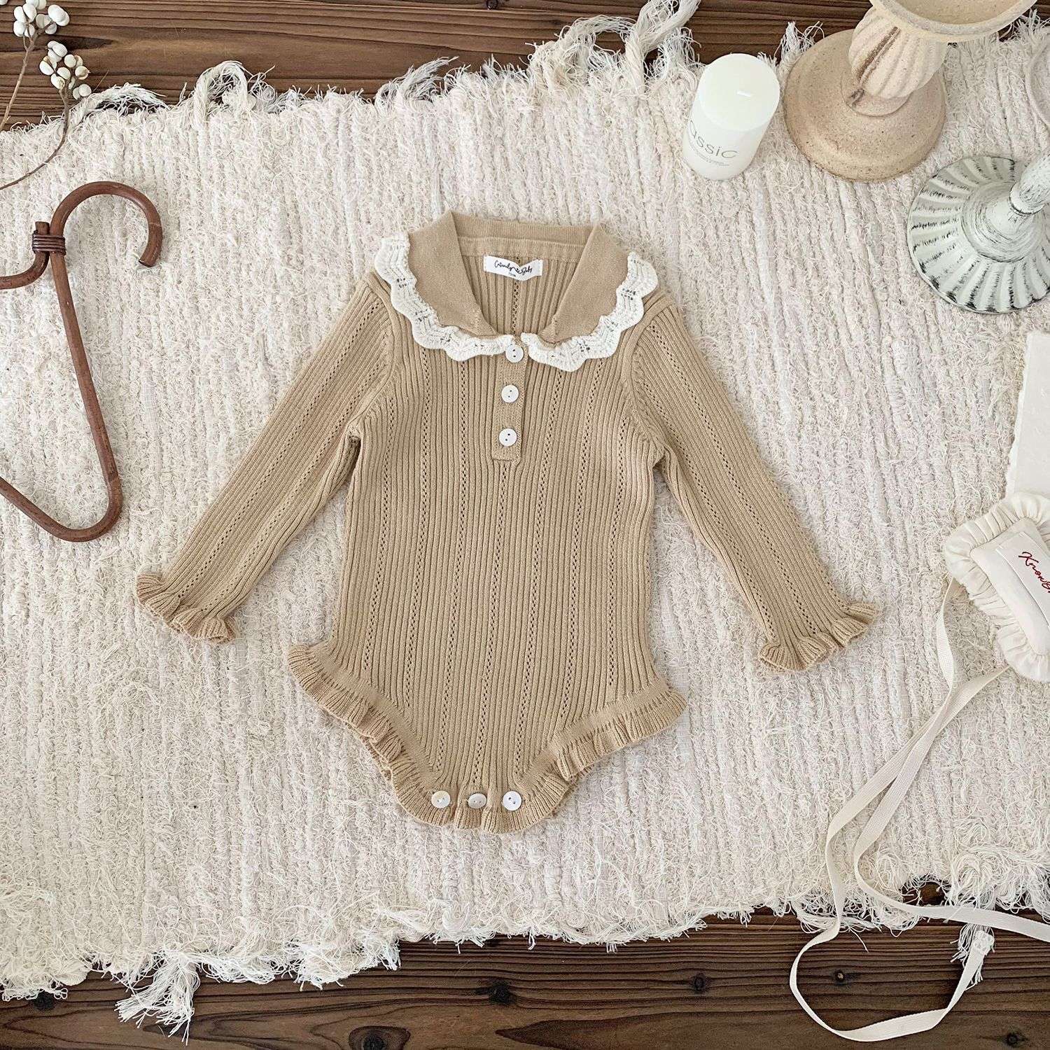 ベビー服 レース襟付きリブニットロンパース