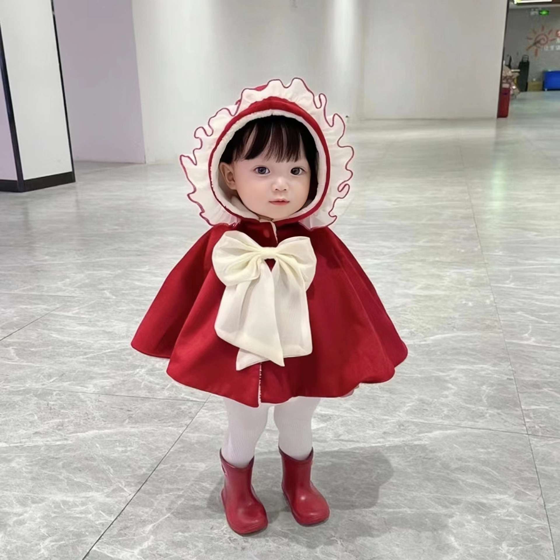 ベビー服  ふんわりフリルのケープフード付きアウター
