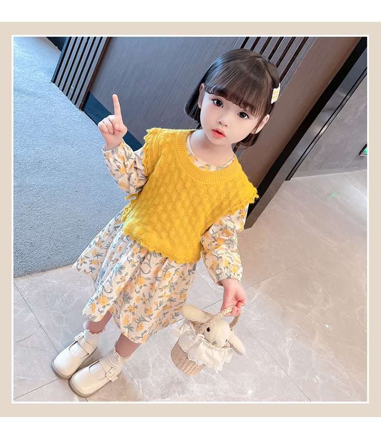 ベビー服  ニットベストとワンピースのセットアップ