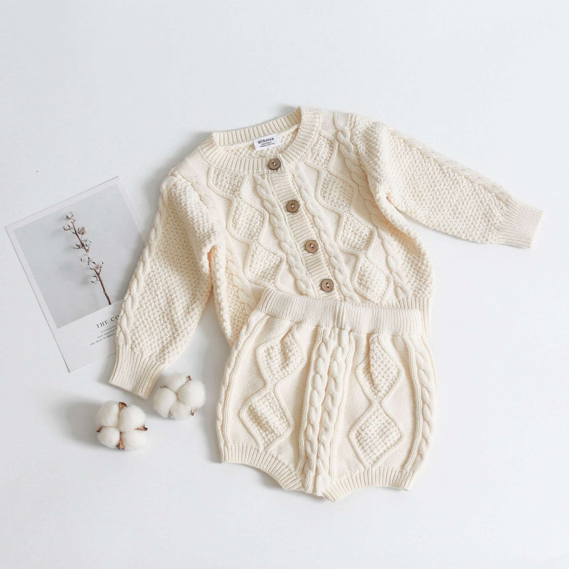 ベビー服 ふわふわ編み目のニットロンパース