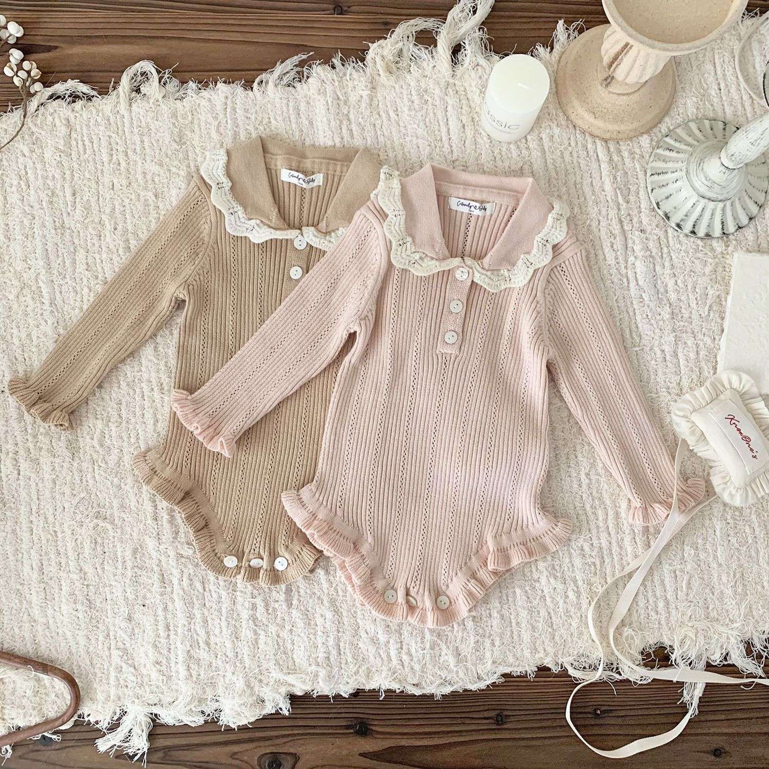 ベビー服 レース襟付きリブニットロンパース