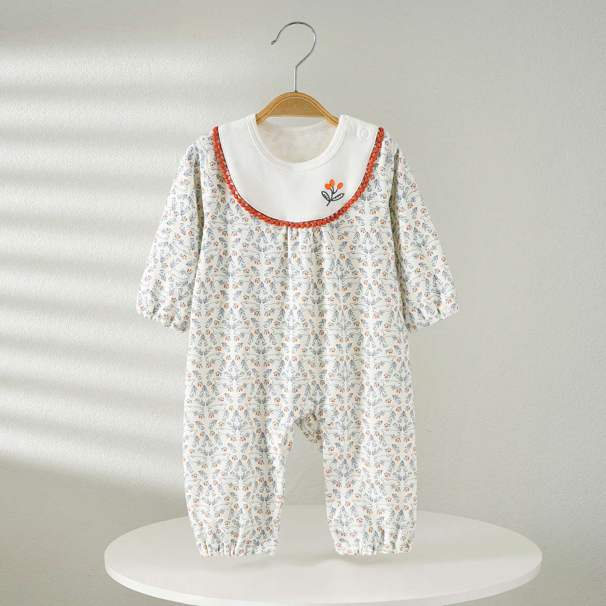 ベビー服  花柄刺繍入り赤ちゃん用ロンパース